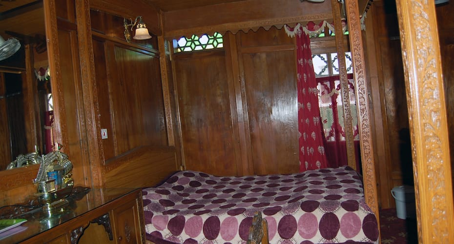 New Moon Houseboat, Srinagar 4